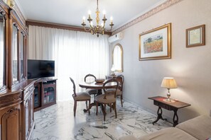 Dining - Vacationing with Grandparents.  ROME. (Unknown)