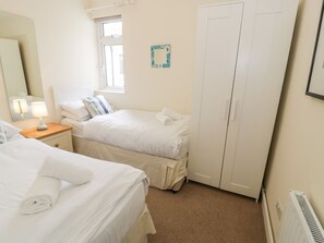 2 quartos, individualmente decorados, individualmente mobiliados