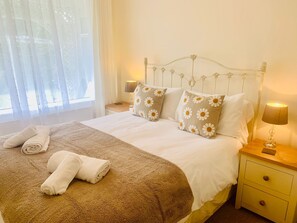 Cottage | 2 bedrooms, individually decorated, individually furnished, free WiFi - 3 Riverside Bungalows (Llanbedr)