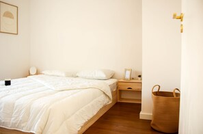 2 soverom, safe på rommet, strykejern/-brett og reiseseng for barn