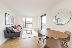 Interior - 5mintowembley - Modern - Balcony - Sleeps 4 (Wembley)