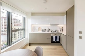 Fridge, microwave, oven, stovetop - 5mintowembley - Modern - Balcony - Sleeps 4 (Wembley)