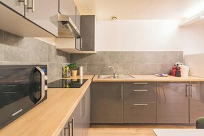 Réfrigérateur, micro-ondes, plaque de cuisson, lave-vaisselle