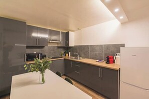 Fridge, microwave, stovetop, dishwasher