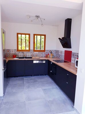 Een microgolfoven, een oven, een kookplaat, een vaatwasser