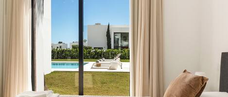 5 bedrooms, iron/ironing board, WiFi, bed sheets