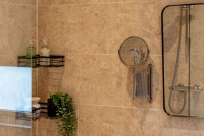 Shower, hair dryer, towels