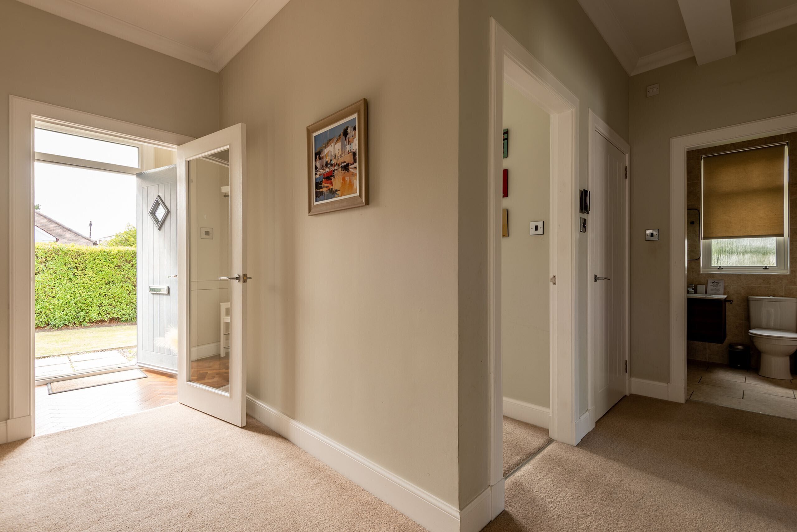 Dusj, hårføner og håndklær