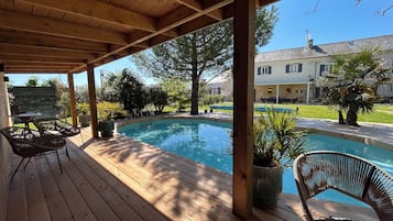 Een buitenzwembad en een verwarmd zwembad