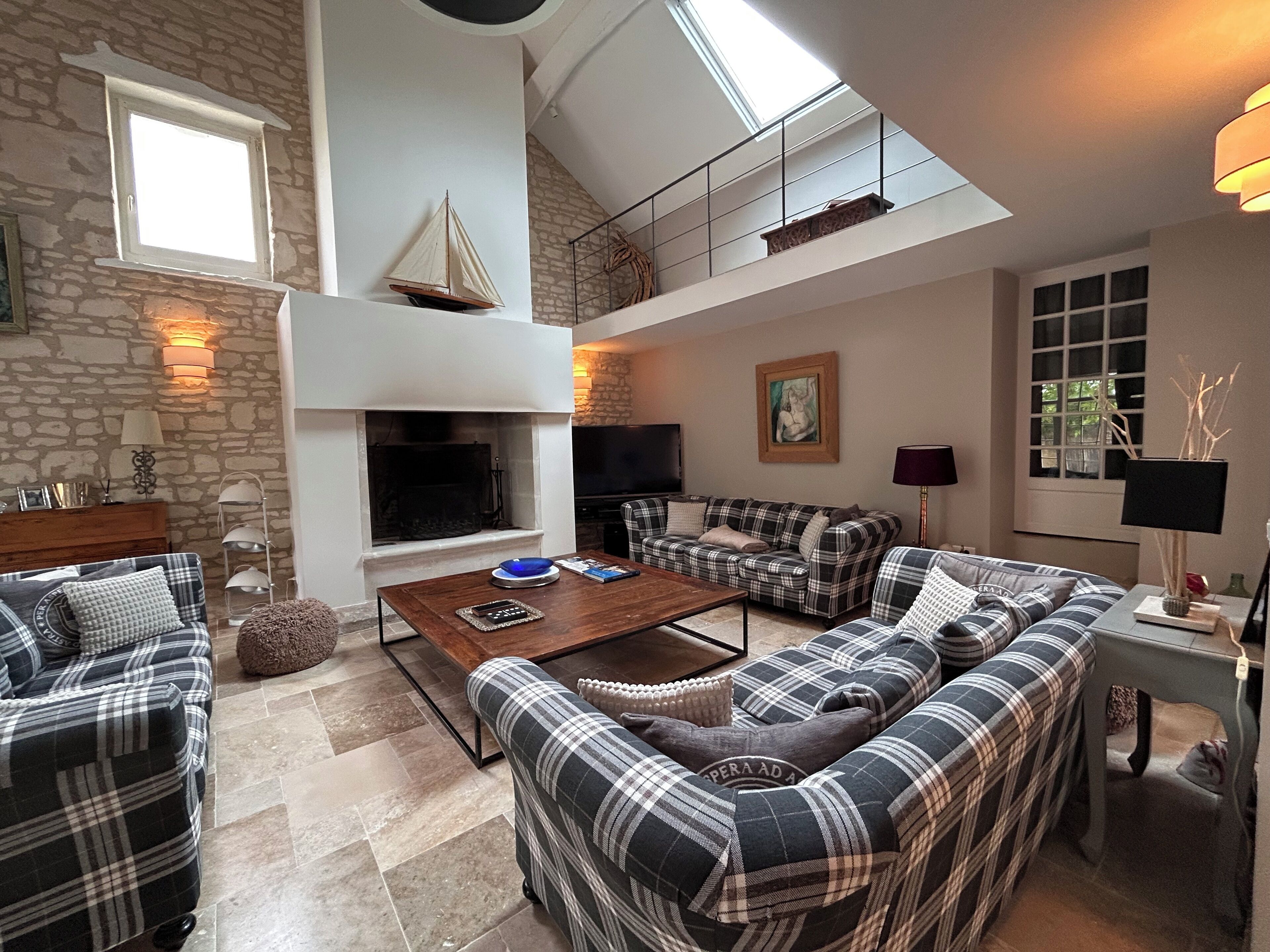 Smart-tv, een open haard, een dvd-speler en boeken