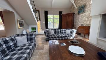 Smart-tv, een open haard, een dvd-speler en boeken