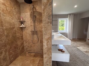 Shower, hair dryer, towels, soap - Luxury historic residence, fully renovated, private pool and garden (Cizay-la-Madeleine)