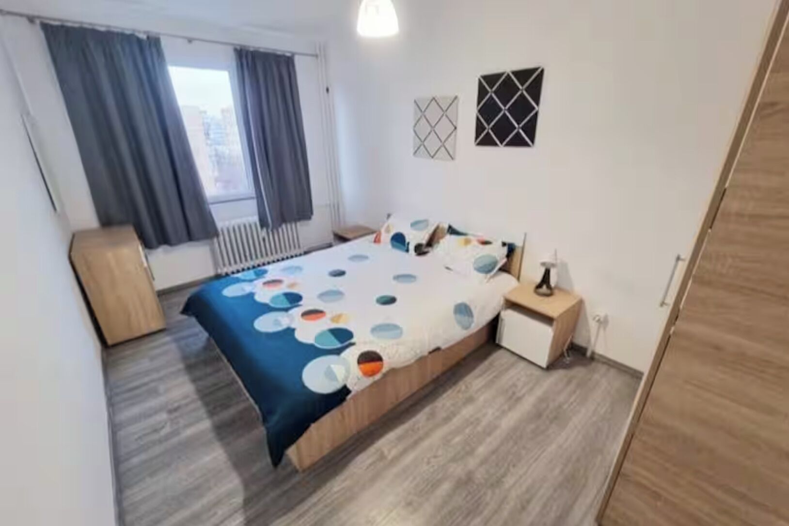 Un dormitorio con cama, mesita de noche y armario.