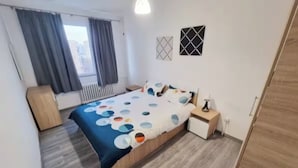 Un dormitorio con cama, mesita de noche y armario.