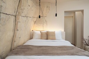 Ropa de cama de alta calidad, colchones con pillow-top y escritorio 