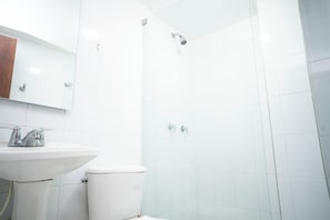 Douche, sèche-cheveux, serviettes fournies, savon