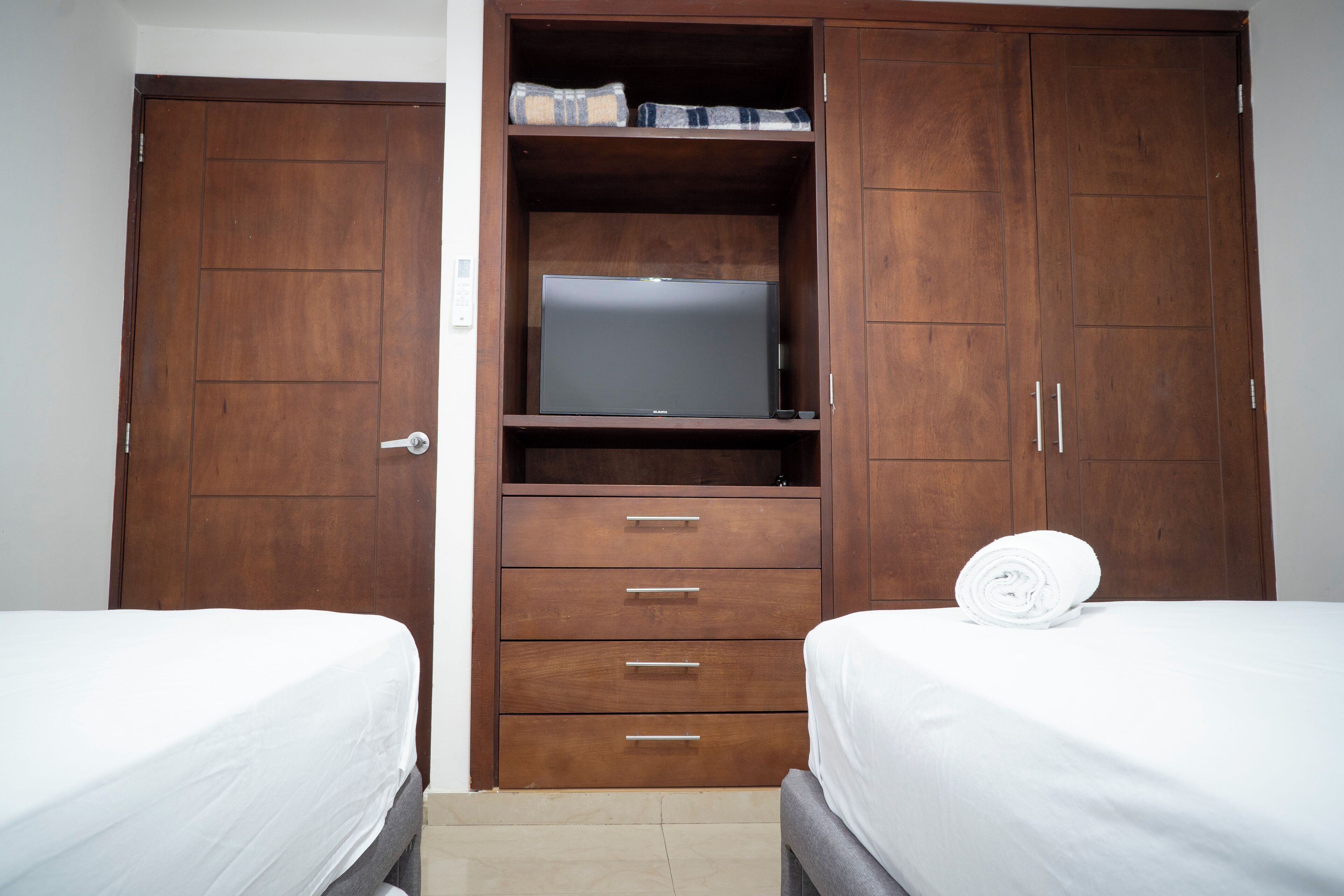 2 slaapkamers, een strijkplank/strijkijzer, beddengoed