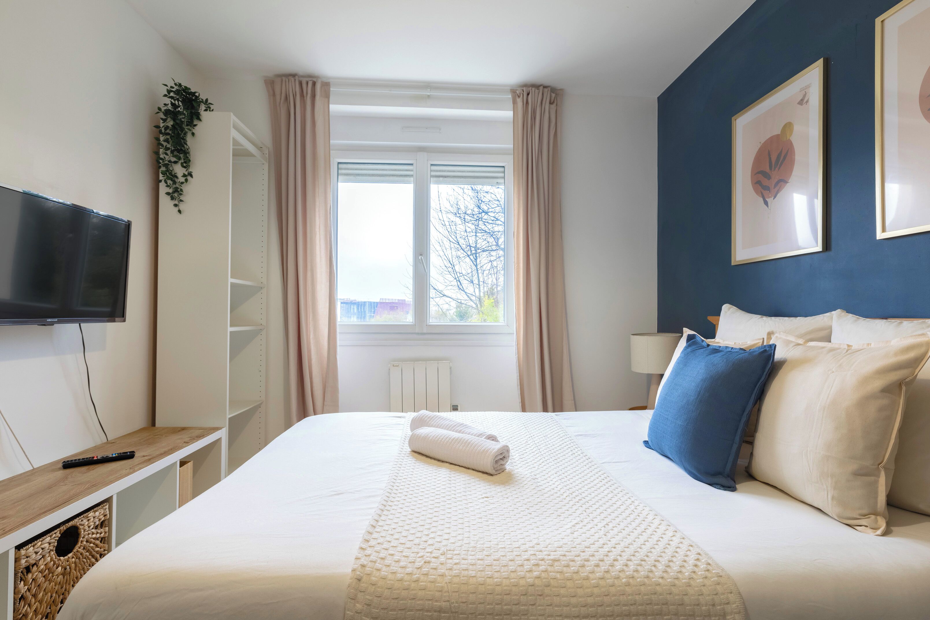 3 slaapkamers, een strijkplank/strijkijzer, internet