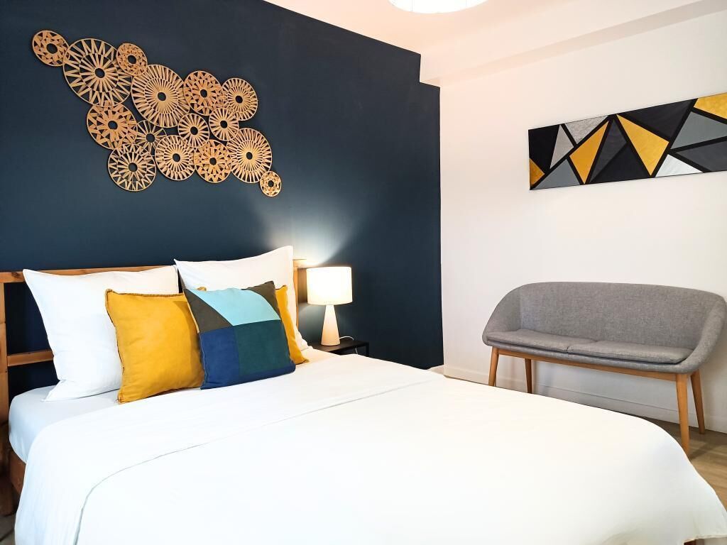 3 habitaciones, tabla de planchar con plancha y acceso a internet 