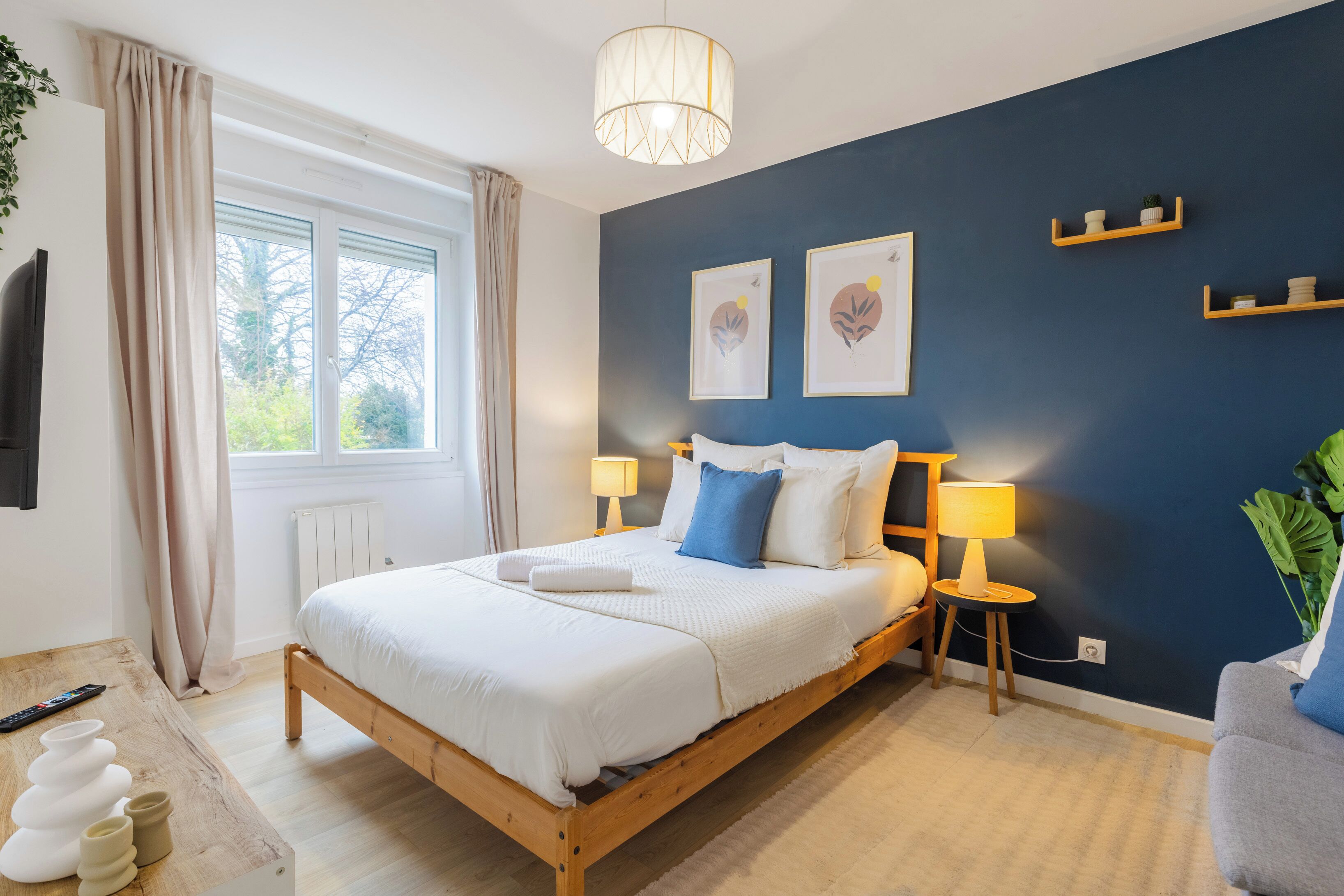 3 slaapkamers, een strijkplank/strijkijzer, internet