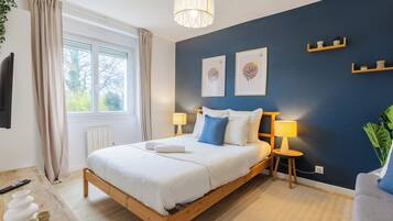 3 slaapkamers, een strijkplank/strijkijzer, internet