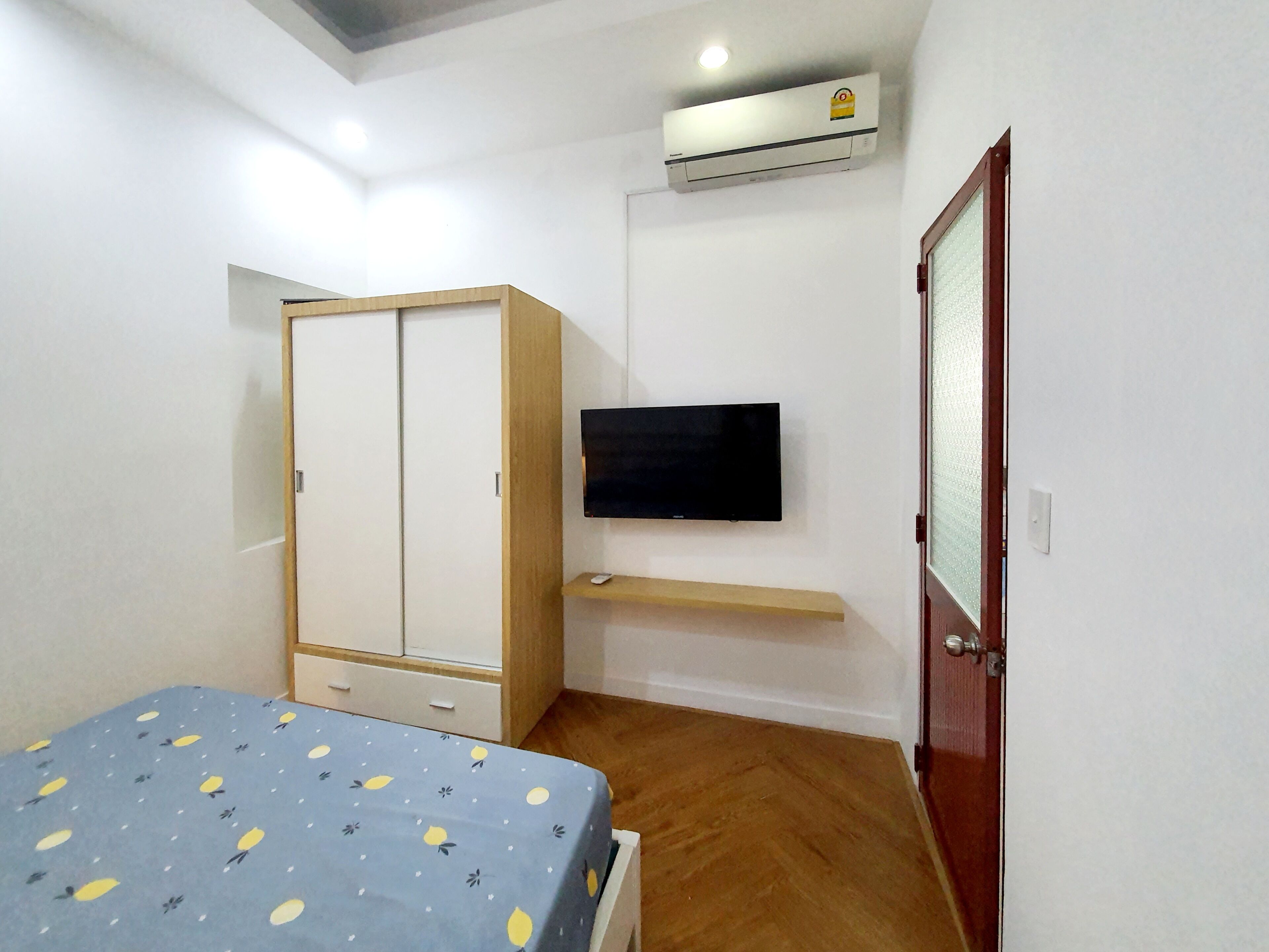 1 habitación, tabla de planchar con plancha y wifi 