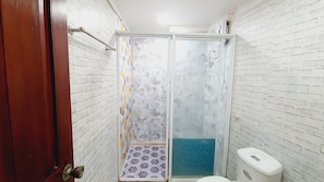 Sèche-cheveux, bidet, serviettes fournies, savon