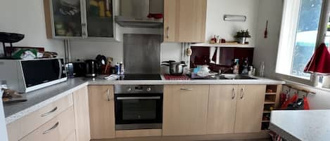 Kühlschrank, Mikrowelle, Ofen, Wasserkocher mit Kaffee-/Teezubehör