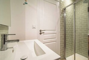 Douche, séchoir à cheveux, serviettes fournies, savon