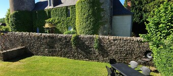 La Maison du Garde: Maison quercynoise typique au pied du château.