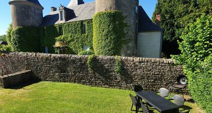 La Maison du Garde: typical Quercy house at the foot of the château.