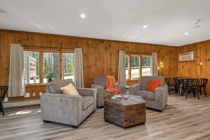 Lobby - The Inn & More (Bartlett)