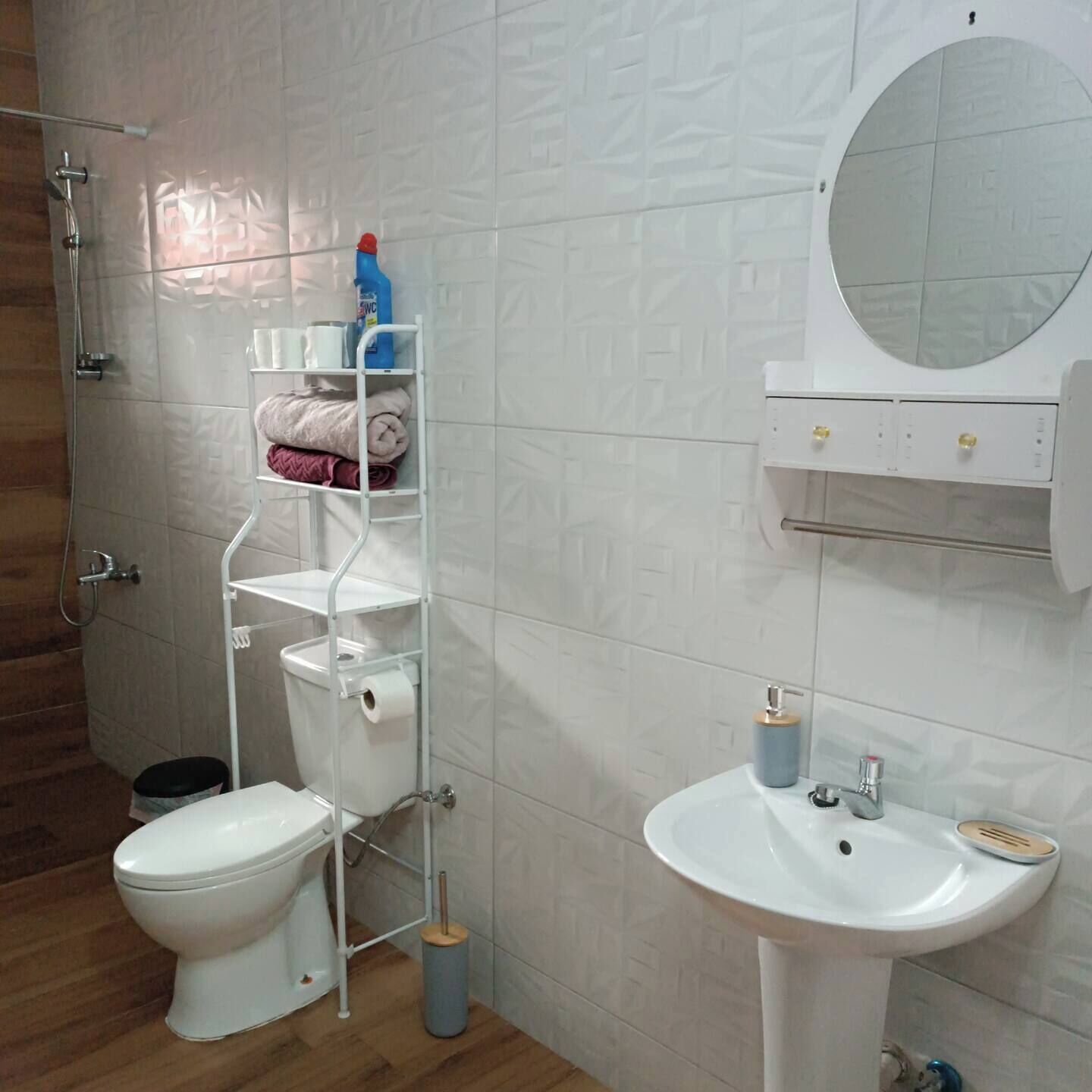 Hiustenkuivaaja, pyyhkeet, vessapaperi