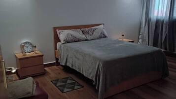 5 habitaciones, tabla de planchar con plancha, wifi y ropa de cama