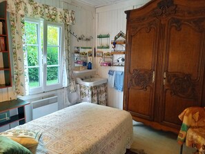 3 bedrooms, iron/ironing board, WiFi, bed sheets - "Charming historic chalet close to the sea" (Gouville-sur-Mer)