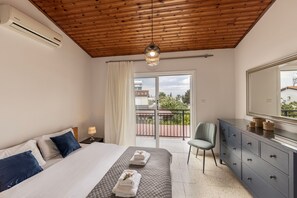 2 bedrooms, in-room safe, iron/ironing board, free WiFi