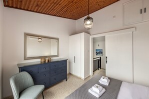 2 bedrooms, in-room safe, iron/ironing board, free WiFi