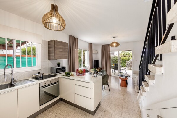 Refrigerador, microondas, horno y cafetera y tetera 