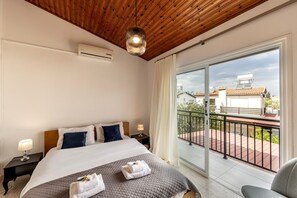 2 bedrooms, in-room safe, iron/ironing board, free WiFi