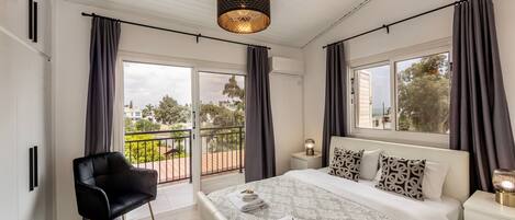 2 bedrooms, in-room safe, iron/ironing board, free WiFi