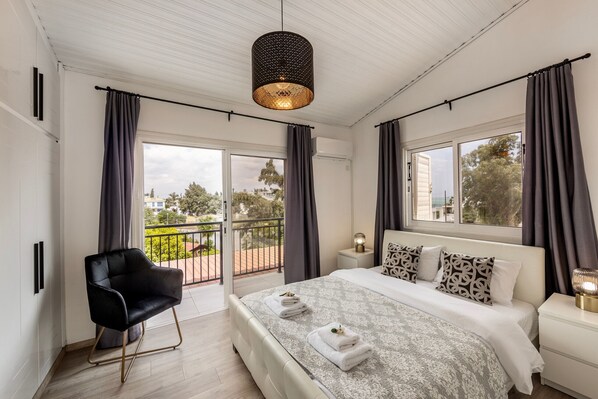 2 bedrooms, in-room safe, iron/ironing board, free WiFi