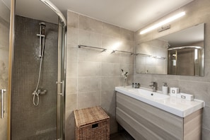 Shower, hair dryer, towels