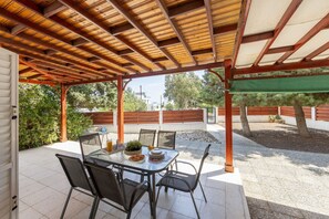 Outdoor dining - Larnaca Seaside villa Marina 44 (Pervolia)