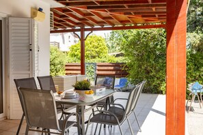 Outdoor dining - Larnaca Seaside villa Marina 44 (Pervolia)