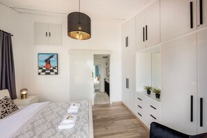 2 chambres, coffre-fort, fer et planche à repasser