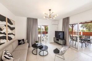 TV - Larnaca Seaside villa Marina 44 (Pervolia)