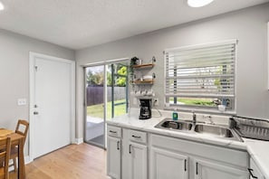 Coffee/tea maker, fridge, microwave, oven - Quaint Escape - Patio & Fire pit (New Port Richey)