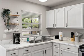 Micro-ondes, four, plaque de cuisson