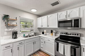 Four à micro-ondes, un four, surface de cuisson