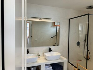 Haartrockner, Handtücher, Seife, Toilettenpapier